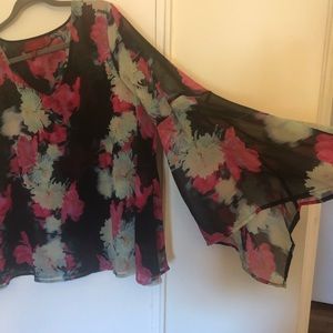 Blusa J-Lo con mangas onduladas